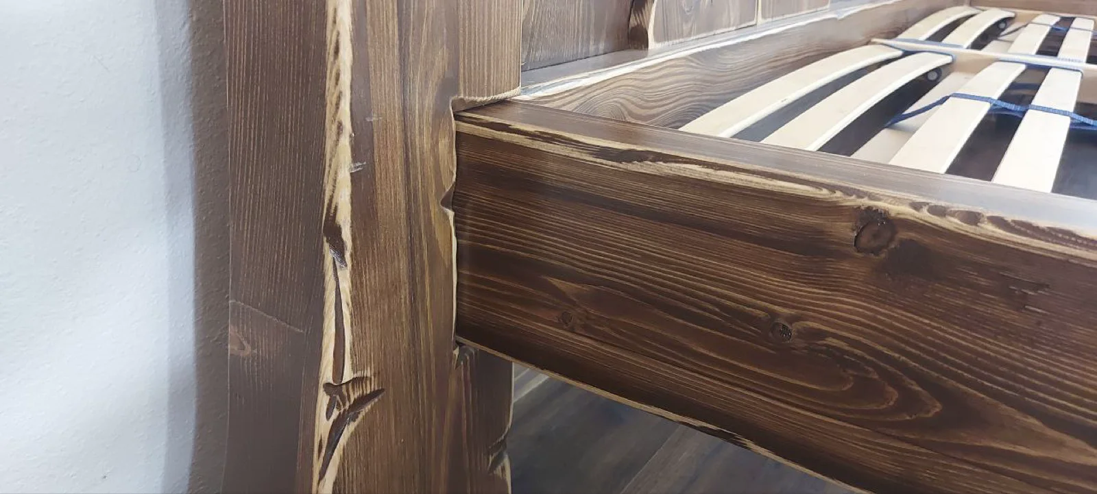 Solid-wood bed joint detail