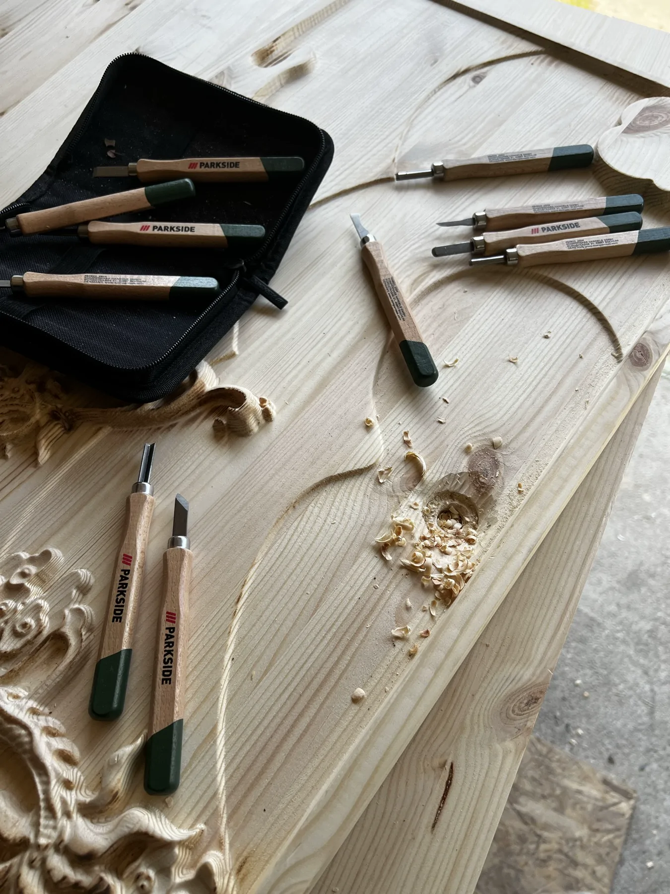 Carving chisels and wood shavings