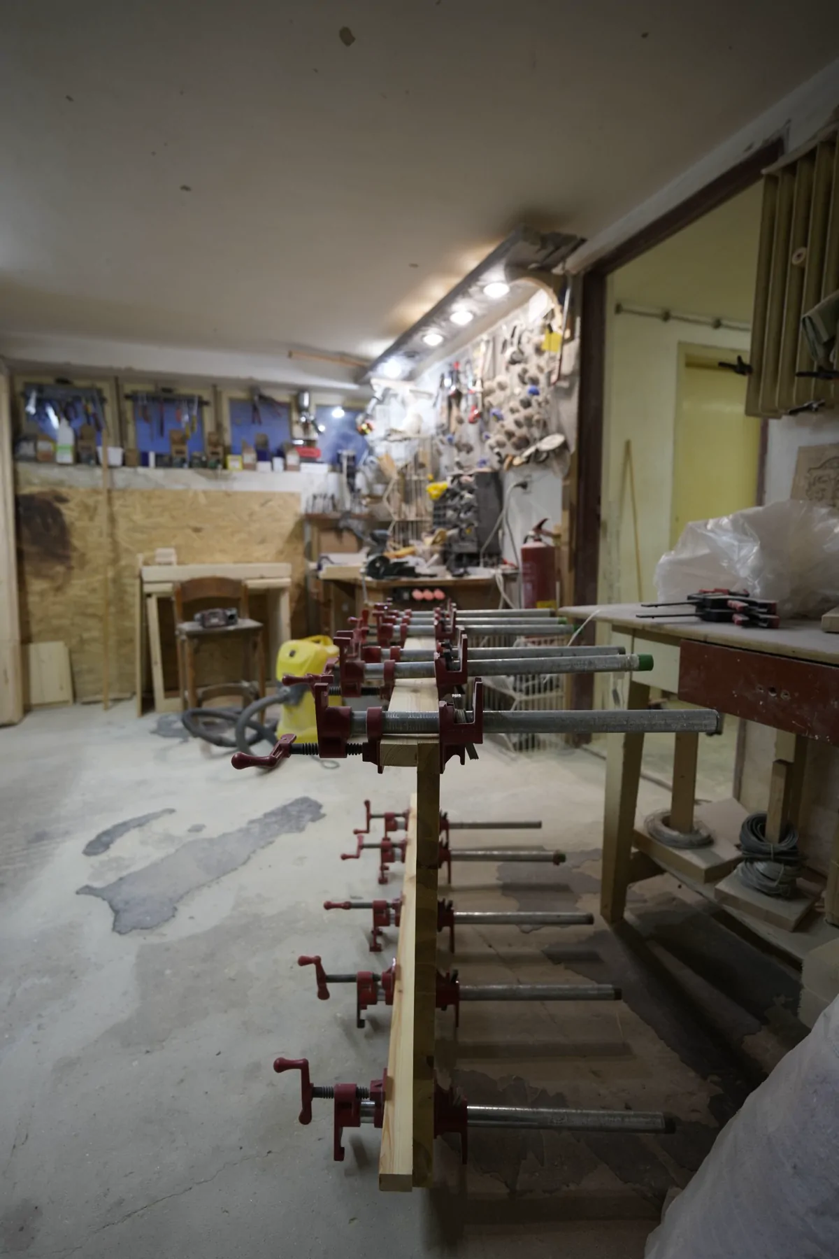 Pipe clamps in the workshop